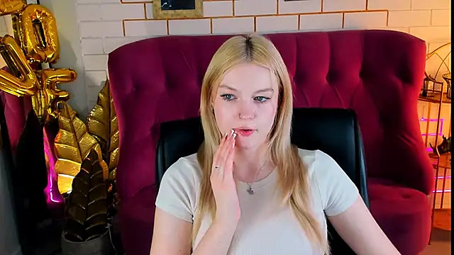 Snapshot of GraceGlamour chatting on March 2025 08:19:02 AM GraceGlamour online show from March 2025 08:19:02 AM
