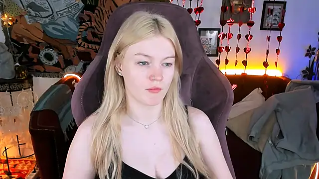 Snapshot of GraceGlamour chatting on February 2025 05:04:02 AM GraceGlamour online show from February 2025 05:04:02 AM