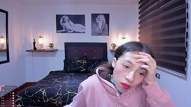Snapshot of Valeria_roussi chatting on October 2025 01:45:02 PM Valeria roussi online show from October 2025 01:45:02 PM