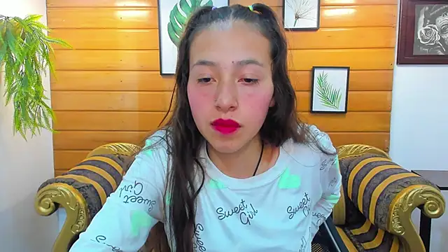 Snapshot of Valeria_roussi chatting on December 2024 08:04:02 PM Valeria roussi online show from December 2024 08:04:02 PM