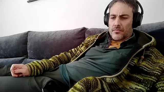 Snapshot of basquehotboy chatting on January 2025 02:49:02 PM basquehotboy online show from January 2025 02:49:02 PM
