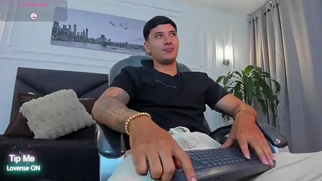 Snapshot of Damian23__ chatting on November 2025 10:19:02 AM Damian23 online show from November 2025 10:19:02 AM