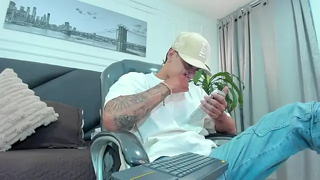 Snapshot of Damian23__ chatting on November 2025 11:25:02 AM Damian23 online show from November 2025 11:25:02 AM