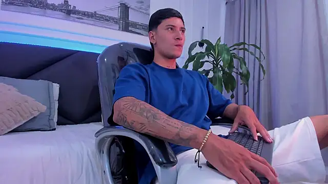 Snapshot of Damian23__ chatting on December 2025 02:01:02 PM Damian23 online show from December 2025 02:01:02 PM