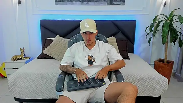 Snapshot of Damian23__ chatting on December 2025 11:12:01 AM Damian23 online show from December 2025 11:12:01 AM