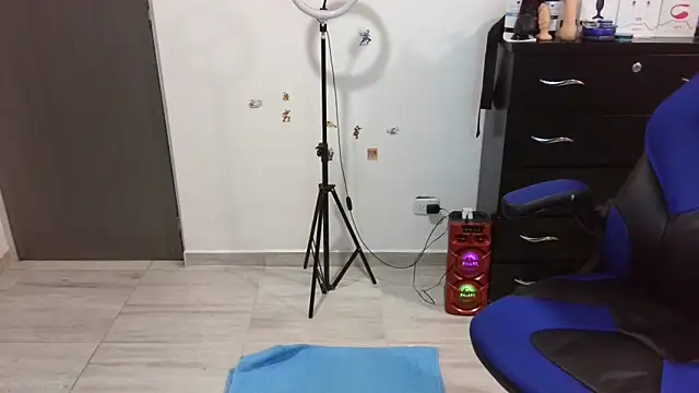 thomascooper7 online show from December 2025 07:25:02 PM