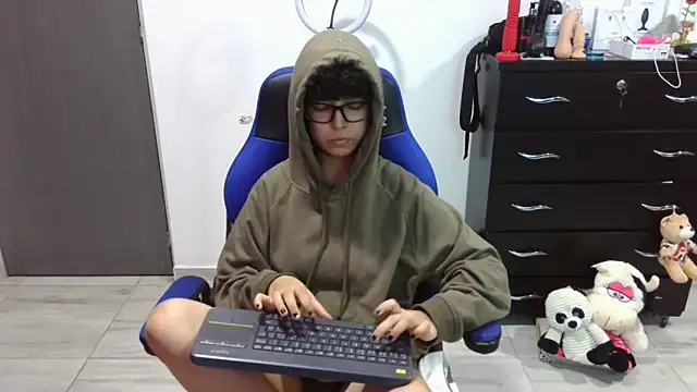 thomascooper7 online show from March 2026 11:27:02 PM