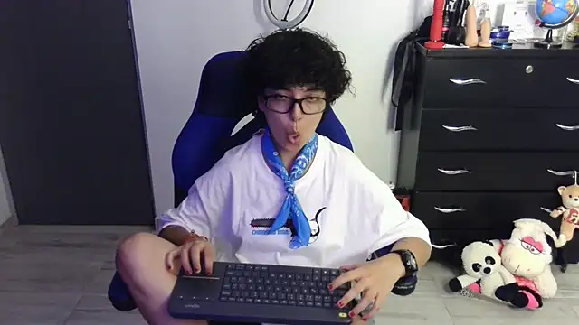 thomascooper7 online show from April 2026 11:11:02 PM