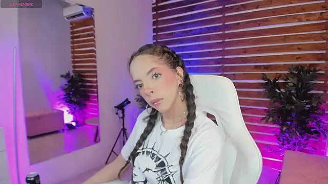 Snapshot of Sapphire_Venuss chatting on February 2026 11:50:02 PM Sapphire Venuss online show from February 2026 11:50:02 PM