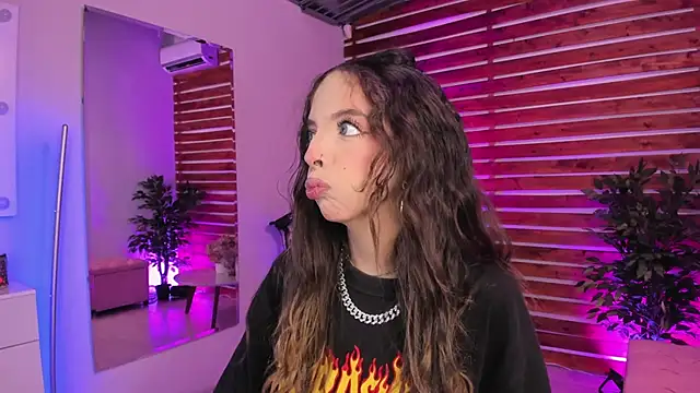 Sapphire Venuss online show from November 2025 12:55:01 AM