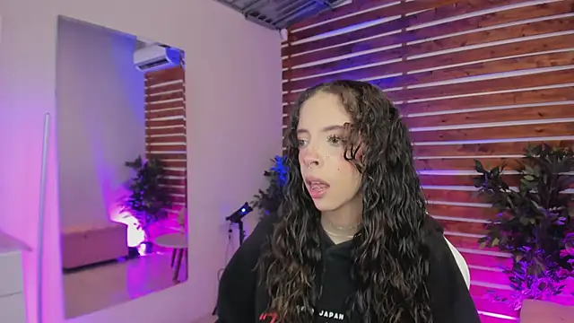 Snapshot of Sapphire_Venuss chatting on February 2026 01:49:02 AM Sapphire Venuss online show from February 2026 01:49:02 AM