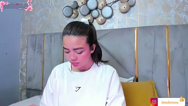 KimDevinne online show from November 2025 02:00:02 AM