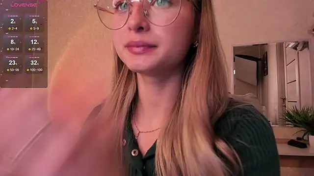 Snapshot of Tiffanyhunt chatting on October 2025 01:37:02 PM Tiffanyhunt online show from October 2025 01:37:02 PM