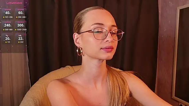 Snapshot of Tiffanyhunt chatting on February 2026 03:08:01 PM Tiffanyhunt online show from February 2026 03:08:01 PM