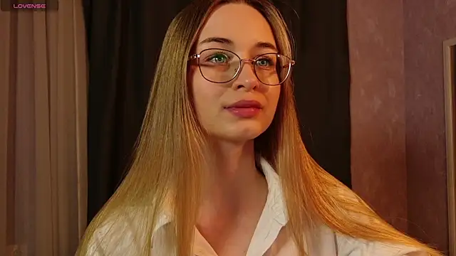 Snapshot of Tiffanyhunt chatting on April 2026 03:07:02 PM Tiffanyhunt online show from April 2026 03:07:02 PM