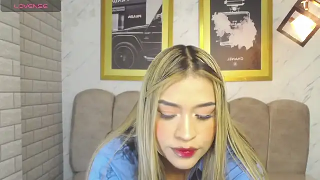 Snapshot of _Charlotte_v chatting on January 2026 04:18:01 AM Charlotte v online show from January 2026 04:18:01 AM