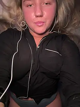 Snapshot of scarletseduction_ chatting on February 2026 02:32:01 AM scarletseduction online show from February 2026 02:32:01 AM