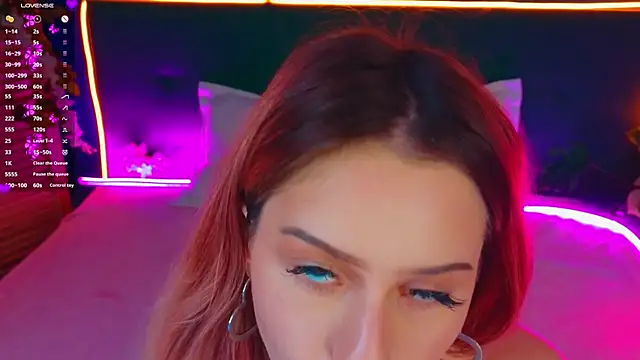 Snapshot of AlinaWalters chatting on October 2025 09:28:02 PM AlinaWalters online show from October 2025 09:28:02 PM