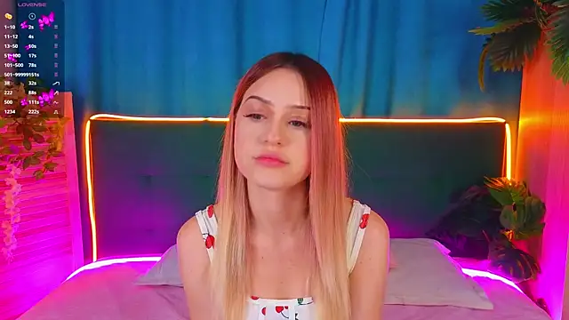 Snapshot of AlinaWalters chatting on November 2025 08:02:02 PM AlinaWalters online show from November 2025 08:02:02 PM