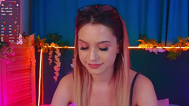 Snapshot of AlinaWalters chatting on November 2025 07:58:01 PM AlinaWalters online show from November 2025 07:58:01 PM