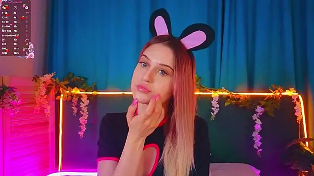 Snapshot of AlinaWalters chatting on November 2025 08:09:01 PM AlinaWalters online show from November 2025 08:09:01 PM