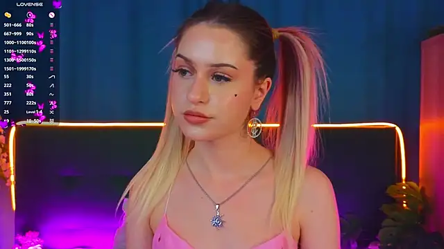 Snapshot of AlinaWalters chatting on October 2025 10:01:02 PM AlinaWalters online show from October 2025 10:01:02 PM