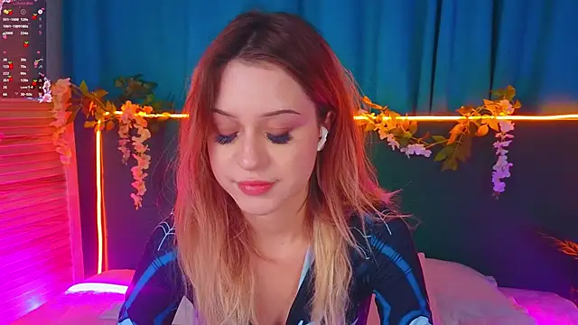 Snapshot of AlinaWalters chatting on November 2025 08:09:02 PM AlinaWalters online show from November 2025 08:09:02 PM