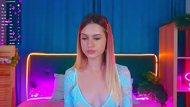 Snapshot of AlinaWalters chatting on October 2025 08:54:01 PM AlinaWalters online show from October 2025 08:54:01 PM