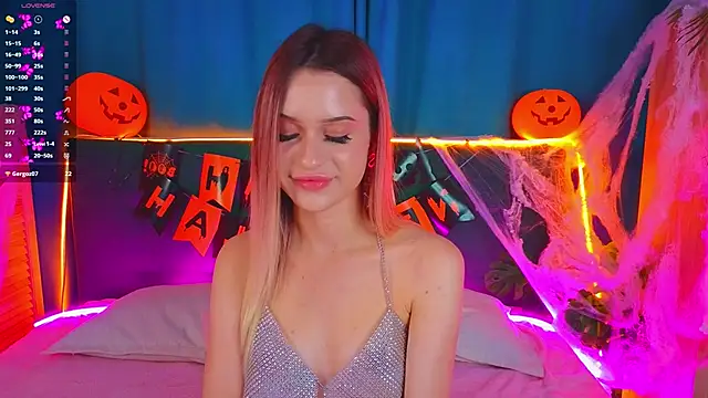 Snapshot of AlinaWalters chatting on October 2025 08:41:01 PM AlinaWalters online show from October 2025 08:41:01 PM