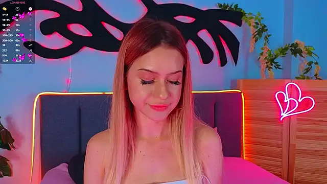 Snapshot of AlinaWalters chatting on October 2025 08:31:02 PM AlinaWalters online show from October 2025 08:31:02 PM