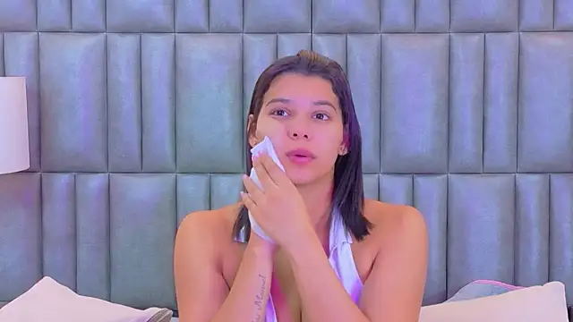 TiaraRosse online show from April 2026 01:18:01 PM