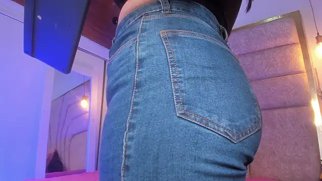 EmaJames25 online show from April 2026 07:21:02 PM