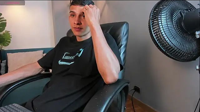 Snapshot of Aaron_Scoot chatting on December 2024 11:30:01 PM Aaron Scoot online show from December 2024 11:30:01 PM