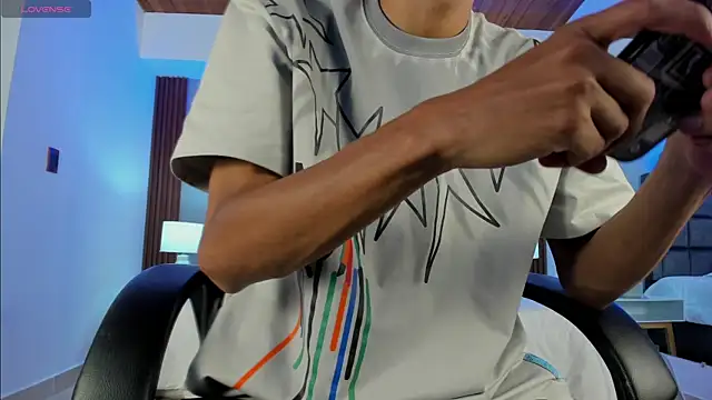 Snapshot of Aaron_Scoot chatting on January 2025 08:04:01 PM Aaron Scoot online show from January 2025 08:04:01 PM