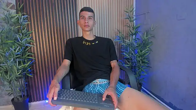 Snapshot of Aaron_Scoot chatting on December 2025 04:49:01 PM Aaron Scoot online show from December 2025 04:49:01 PM