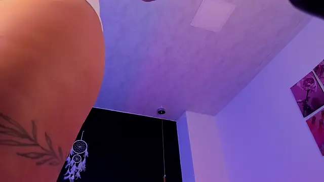 Snapshot of Aixa_hill1 chatting on December 2025 12:21:02 AM Aixa hill1 online show from December 2025 12:21:02 AM