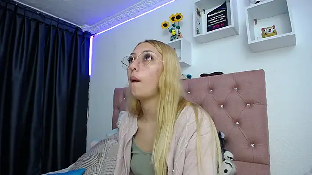 Soffy-brooks online show from October 2025 02:45:01 AM