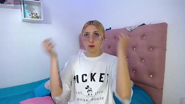 Soffy-brooks online show from October 2025 05:08:01 AM