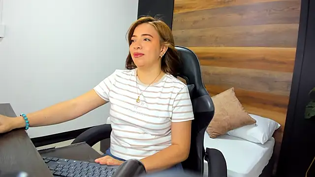 Snapshot of alma_fenix chatting on September 2025 06:57:02 PM alma fenix online show from September 2025 06:57:02 PM