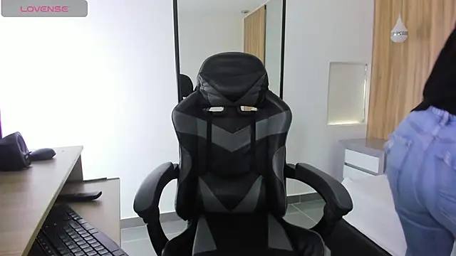 Snapshot of alma_fenix chatting on December 2025 12:26:01 PM alma fenix online show from December 2025 12:26:01 PM