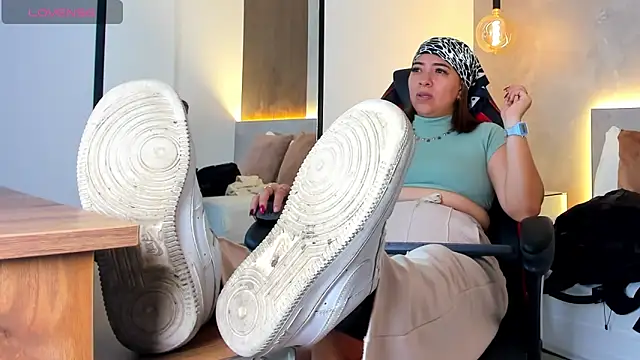 Snapshot of alma_fenix chatting on October 2025 12:28:01 PM alma fenix online show from October 2025 12:28:01 PM