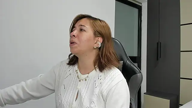 Snapshot of alma_fenix chatting on October 2025 12:31:02 PM alma fenix online show from October 2025 12:31:02 PM