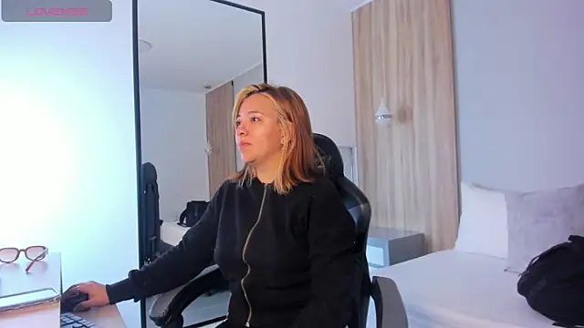 Snapshot of alma_fenix chatting on December 2025 12:37:01 PM alma fenix online show from December 2025 12:37:01 PM