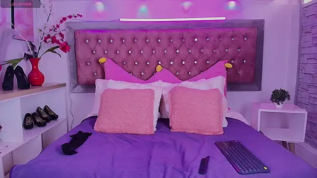EmmaWilder online show from September 2025 09:43:01 PM