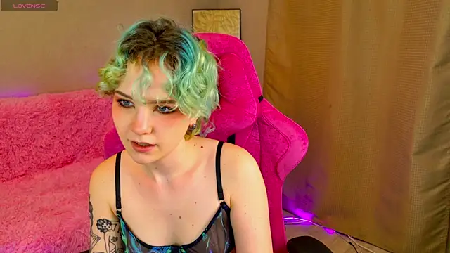 Snapshot of School_Love chatting on February 2025 01:38:01 PM School Love online show from February 2025 01:38:01 PM