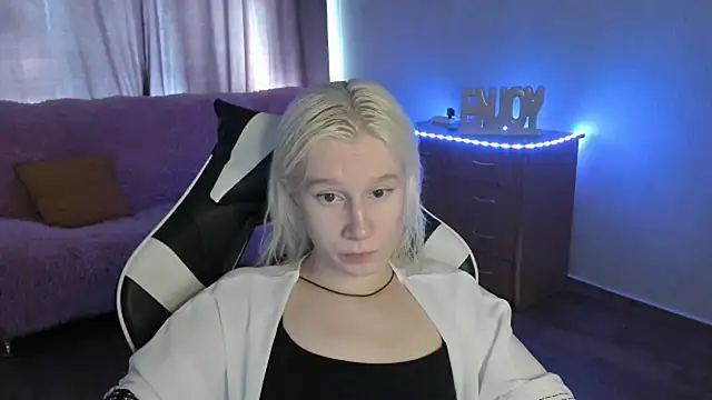 Snapshot of EnigmaSee chatting on June 2026 01:34:01 AM EnigmaSee online show from June 2026 01:34:01 AM