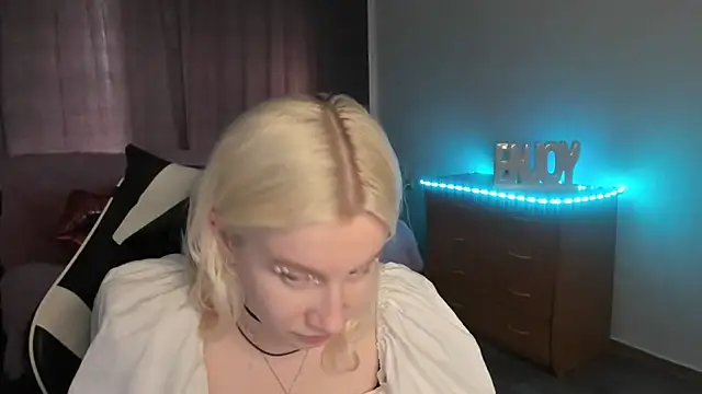 Snapshot of EnigmaSee chatting on July 2026 01:17:01 AM EnigmaSee online show from July 2026 01:17:01 AM