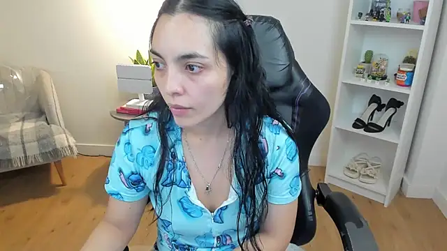 Snapshot of _BellaEvans_ chatting on April 2026 11:39:01 AM BellaEvans online show from April 2026 11:39:01 AM