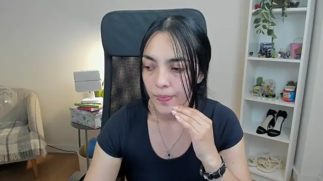 Snapshot of _BellaEvans_ chatting on May 2026 04:29:01 AM BellaEvans online show from May 2026 04:29:01 AM