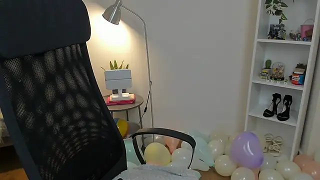 Snapshot of _BellaEvans_ chatting on May 2026 05:00:01 AM BellaEvans online show from May 2026 05:00:01 AM